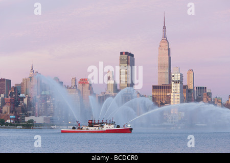 FDNY Fire Boot Marine 9 "Fire Fighter" setzt auf eine Wassershow auf dem Hudson River vor Macys Feuerwerk am 4. Juli 2009 Stockfoto