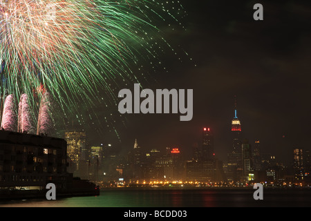 Die jährlichen Macy Fourth Of July Fireworks Extravaganza leuchtet den Himmel über den Hudson River am 4. Juli 2009. Stockfoto