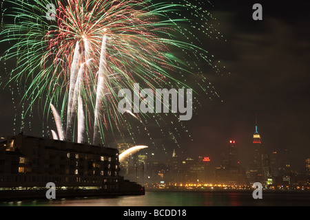 Die jährlichen Macy Fourth Of July Fireworks Extravaganza leuchtet den Himmel über den Hudson River am 4. Juli 2009. Stockfoto