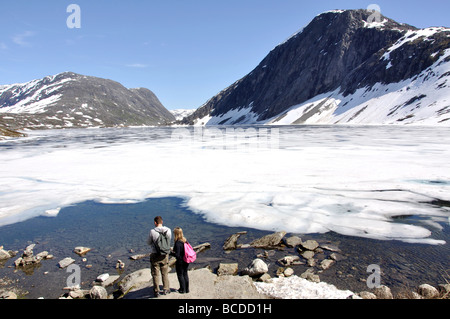 Zum Teil gefrorene See Djupvatnet, Dalsnibba, mehr Og Romsdal, Norwegen Stockfoto