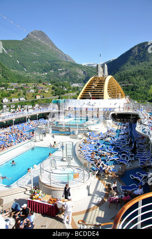 Pooldeck auf P&O Oceana Kreuzfahrtschiff, Geiranger, Geiranger Fjord, mehr oder Romsdal, Norwegen Stockfoto