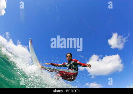 Britische Surfer Jake unten Reiten auf seinem lokalen surf spot Gwithian Strand Cornwall Stockfoto