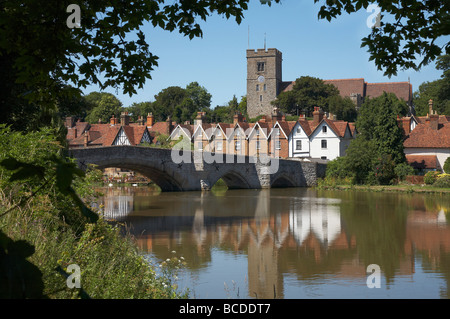 Aylesford Dorf und mittelalterliche Brücke über den Fluss Medway Stockfoto