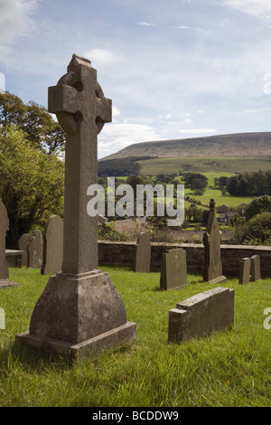 Gräber in St. Leonards Pfarrei Kirche Friedhof legendären Pendle Hexen in Downham Lancashire England UK begraben Stockfoto