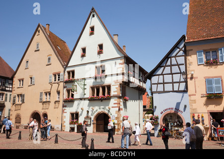 Touristen und alten Gebäuden auf dem Place du Chateau Square in mittelalterliches Dorf an der Weinstraße. Eguisheim-Haut-Rhin-Elsass-Frankreich. Stockfoto