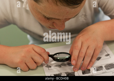 Englische Studenten in Chemie Lektion lernen über Fingerabdrücke Stockfoto