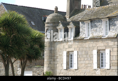 Runder Turm und Fensterstile auf alten Hafen bauen, Roscoff, Bretagne, Frankreich Stockfoto