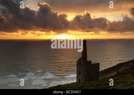 Sonnenuntergang an der alten Wheal Coates Maschinenhaus an der kornischen Küste in St Agnes Cornwall UK Stockfoto