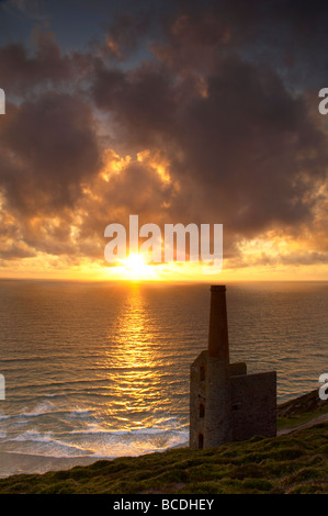 Sonnenuntergang an der alten Wheal Coates Maschinenhaus an der kornischen Küste in St Agnes Cornwall UK Stockfoto