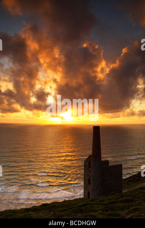 Sonnenuntergang an der alten Wheal Coates Maschinenhaus an der kornischen Küste in St Agnes Cornwall UK Stockfoto