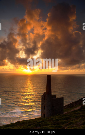 Sonnenuntergang an der alten Wheal Coates Maschinenhaus an der kornischen Küste in St Agnes Cornwall UK Stockfoto