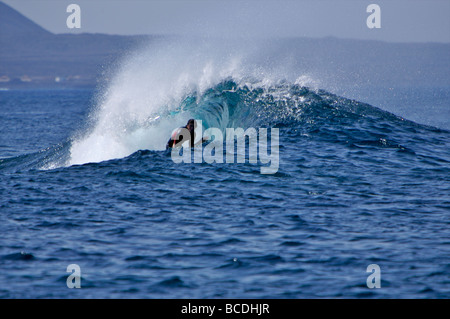 Britische Surfer Tom Lowe schneiden zurück auf einen Surfspot bekannt als Pipeline in Fuerteventura Stockfoto