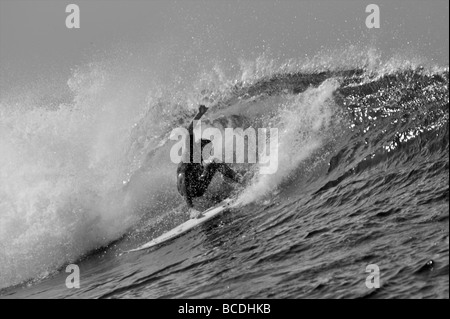 Britische Surfer Tom Lowe schneiden zurück auf ein Surf spot bekannt als Pipeline in Fuerteventura Stockfoto