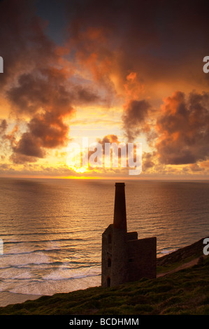 Sonnenuntergang an der alten Wheal Coates Maschinenhaus an der kornischen Küste in St Agnes Cornwall UK Stockfoto