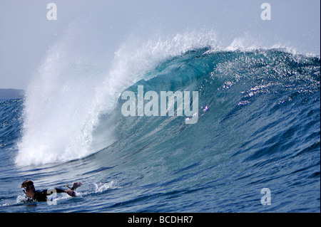 Eine brechende Welle rollt über dem Riff bei einem Surf spot auf Fuerteventura, Kanarische Inseln Stockfoto