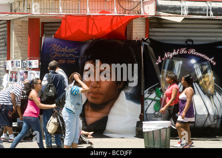 Michael Jackson-Utensilien vor dem Apollo Theater in Harlem in New York für ein Denkmal Stockfoto