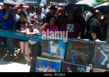 Tausende von Michael Jackson-Fans versammeln sich vor dem Apollo Theater in Harlem in New York für ein Denkmal Stockfoto