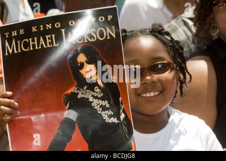 Tausende von Michael Jackson-Fans versammeln sich vor dem Apollo Theater in Harlem in New York für ein Denkmal Stockfoto