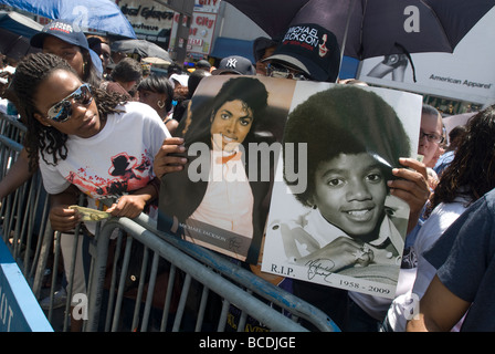 Tausende von Michael Jackson-Fans versammeln sich vor dem Apollo Theater in Harlem in New York für ein Denkmal Stockfoto