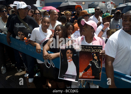 Tausende von Michael Jackson-Fans versammeln sich vor dem Apollo Theater in Harlem in New York für ein Denkmal Stockfoto