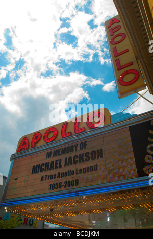 Tausende von Michael Jackson-Fans versammeln sich vor dem Apollo Theater in Harlem in New York für ein Denkmal Stockfoto