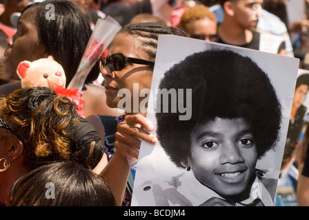 Tausende von Michael Jackson-Fans versammeln sich vor dem Apollo Theater in Harlem in New York für ein Denkmal Stockfoto