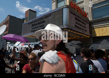 Tausende von Michael Jackson-Fans versammeln sich vor dem Apollo Theater in Harlem in New York für ein Denkmal Stockfoto