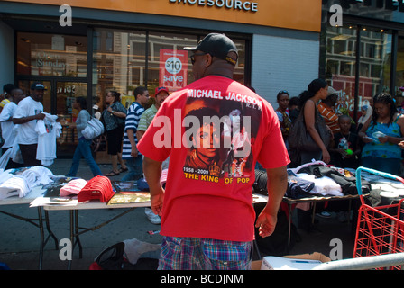 Anbieter verkaufen Michael Jackson t-Shirts und Utensilien vor dem Apollo Theater in Harlem in New York Stockfoto