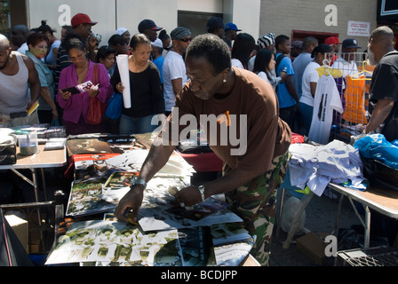 Anbieter verkaufen Michael Jackson t-Shirts und Utensilien vor dem Apollo Theater in Harlem in New York Stockfoto