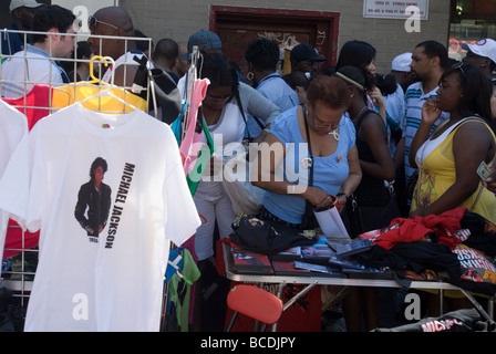 Anbieter verkaufen Michael Jackson t-Shirts und Utensilien vor dem Apollo Theater in Harlem in New York Stockfoto