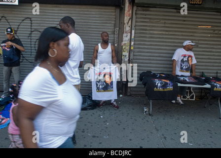 Anbieter verkaufen Michael Jackson t-Shirts und Utensilien vor dem Apollo Theater in Harlem in New York Stockfoto