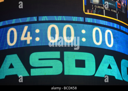 Der Nasdaq-zentrale anmelden Times Square zeigt die Schlussglocke um 4 00 PM auf Donnerstag, 2. Juli 2009 Richard B Levine Stockfoto