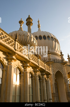 Die Ostfassade des Brighton Pavillion in der frühen Morgensonne gesehen Stockfoto