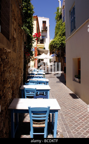 LEERE STÜHLE UND TISCHE TRADITIONELLE TAVERNE IM STADTTEIL TOPANAS VON CHANIA AUF DER GRIECHISCHEN INSEL KRETA. Stockfoto