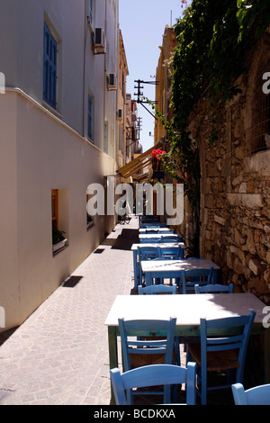 LEERE STÜHLE UND TISCHE TRADITIONELLE TAVERNE IM STADTTEIL TOPANAS VON CHANIA AUF DER GRIECHISCHEN INSEL KRETA. Stockfoto