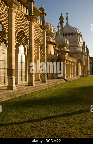 Die Ostfassade des Brighton Pavillion in der frühen Morgensonne gesehen Stockfoto