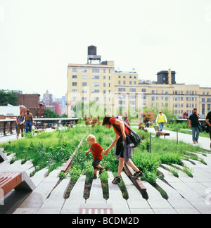 Mutter und Kind erkunden den neuen High Line Park am Eröffnungstag in Chelsea, Manhattan NYC New York City USA 9th. Juni 2009 KATHY DEWITT Stockfoto