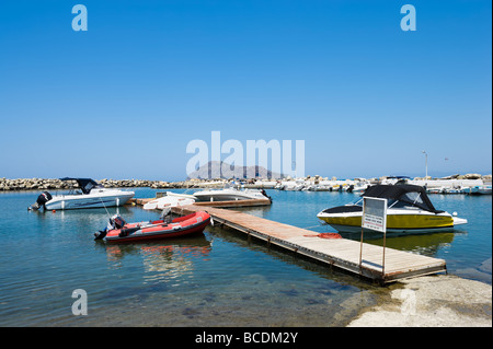 Boote im Hafen von Platanias, in der Nähe von Chania, Chania Provinz, Nordwestküste, Kreta, Griechenland Stockfoto