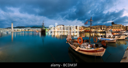 Panoramablick auf den alten venezianischen Hafen bei Nacht, Rethymnon, Nordwestküste, Kreta, Griechenland Stockfoto