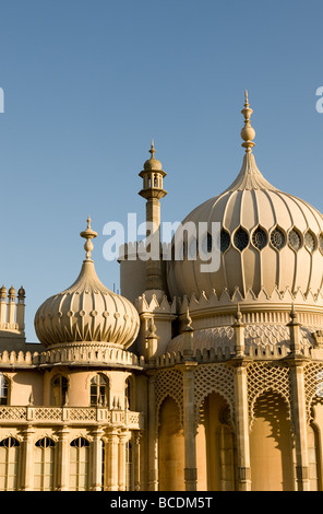 Die Ostfassade des Brighton Pavillion in der frühen Morgensonne gesehen Stockfoto