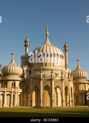 Die Ostfassade des Brighton Pavillion in der frühen Morgensonne gesehen Stockfoto