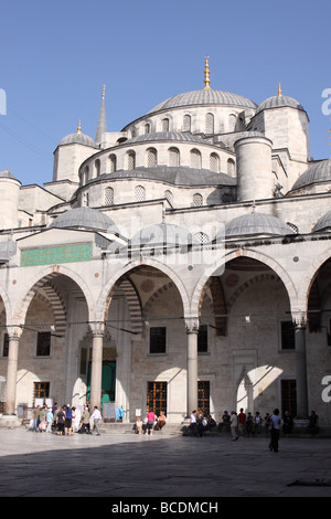 Die blaue Moschee Istanbul-Türkei-Innenhof mit Touristen Stockfoto