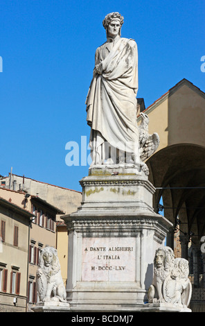 Statue von Dante Alighieri neben der Basilika von Santa Croce auf der Piazza Santa Croce in Florenz, Italien Stockfoto