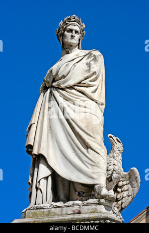 Statue von Dante Alighieri neben der Basilika von Santa Croce auf der Piazza Santa Croce in Florenz, Italien Stockfoto