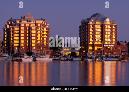 Eigentumswohnungen und Hotel in der Abenddämmerung in Victoria Victoria British Columbia Kanada Stockfoto