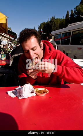 Genießen seine Falafel. Stockfoto