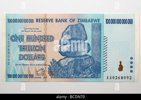 Banknote von 100 Billionen Dollar aus Simbabwe. Banknote mit dem höchsten Nominal-Wert in der Geschichte Stockfoto