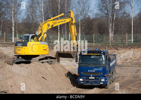 Digger laden Schmutz Lkw abzuladen, Finnland Stockfoto