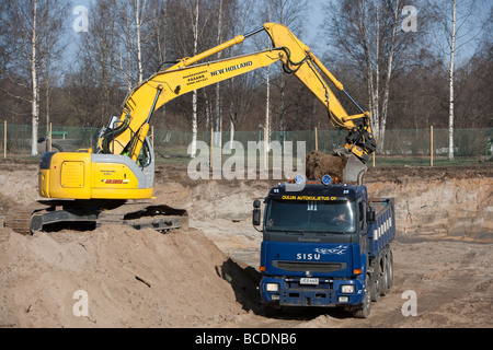 Digger laden Schmutz Lkw an der Baustelle Grube zu entleeren, Finnland Stockfoto