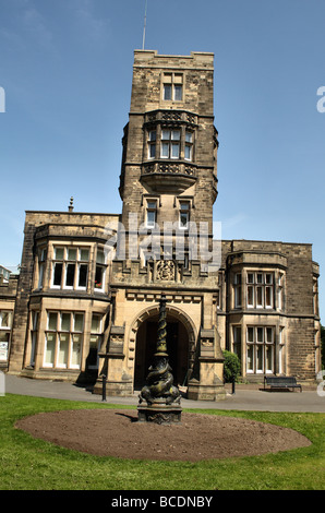 Cliffe Castle Keighley Bradford Yorkshire. Dieses schöne viktorianische Haus ist heute ein Museum und Kunstgalerie und sitzt in einer feinen Parklandschaft. Stockfoto